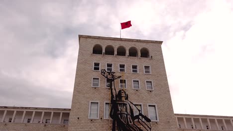 Hyperlapse-Der-Albanischen-Flagge,-Die-Auf-Dem-Gebäude-Der-Polytechnischen-Universität-Tirana-Schwenkt