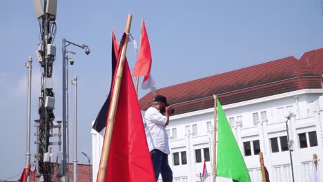 Los-Manifestantes-Ondean-Sus-Banderas-Durante-La-Manifestación-En-Apoyo-De-Palestina-En-Yakarta.