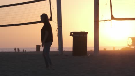 Huntington-Beach-Al-Atardecer-Y-Familia-Jugando-En-La-Arena,-Niños-Corriendo-En-California,-Estados-Unidos