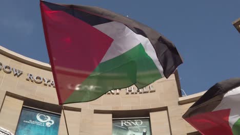 Cámara-Lenta-De-Dos-Banderas-Palestinas-En-Una-Protesta-En-Glasgow