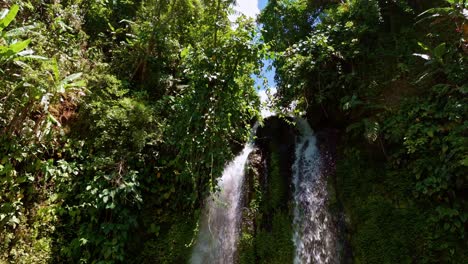Wasserfall-In-Zeitlupe,-Der-Im-üppigen-Philippinischen-Wald-Nach-Unten-Schwenkt