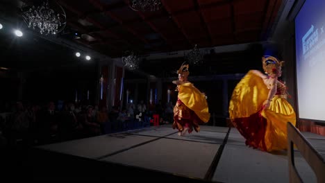 Traditionelle-Indonesische-Tanzaufführung-Auf-Der-Bühne
