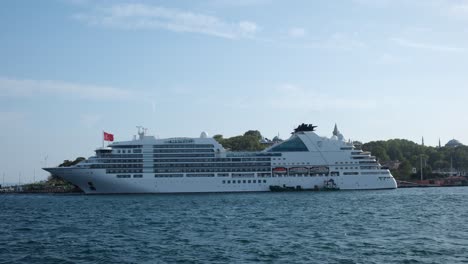 Großes-Weißes-Luxuskreuzfahrtschiff-Am-Dock-Von-Istanbul-Sarayburnu