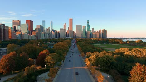 Chicago-Luftaufnahme-Des-Millennium-Parks-Und-Der-Skyline-Der-Stadt-Im-Herbst