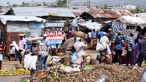 Escena-Típica-De-Mercado-En-La-Ciudad-De-Puerto-Príncipe,-Haití,-Mientras-Los-Residentes-Comercian-Y-Venden