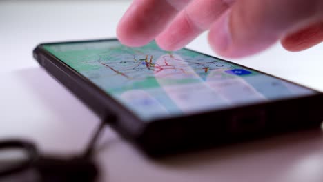 Scrollen-Sie-Mit-Dem-Mobiltelefon,-Um-Mithilfe-Von-Google-Maps-Nach-Der-Bestmöglichen-Route-Zu-Einem-Ort-Einer-Reise-Zu-Suchen