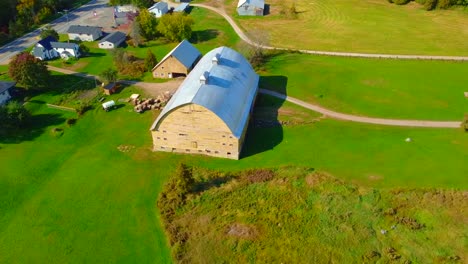 Wunderschöne-Luftaufnahme-Mit-Drohne-Der-Malerischen-Stadt-Montebello-In-Kanada,-Kanada