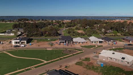 Yarrawonga,-Victoria,-Australia---21-De-Septiembre-De-2023:-Vista-Aérea-De-Hileras-De-Casas-Nuevas-En-Silverwoods-Estate-Y-Sobre-El-Campo-De-Golf-En-Black-Bull-En-Yarrawonga