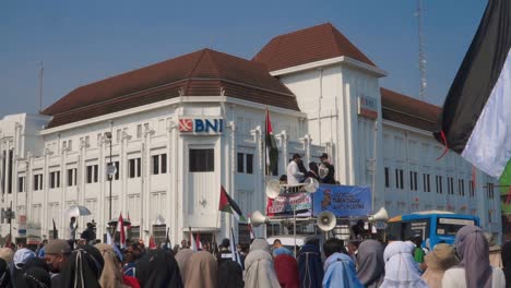 Ondeando-Una-Bandera-Pro-Palestina-En-Una-Manifestación-En-Gaza-Libre-En-Indonesia