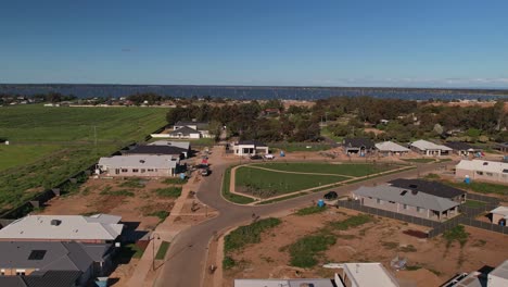 Yarrawonga,-Victoria,-Australien-–-21.-September-2023:-Neue-Häuser-Auf-Dem-Anwesen-Silverwoods-In-Richtung-Neuer-Park-Und-Lake-Mulwala-Im-Hintergrund