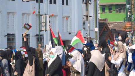 Veiled-muslim-women-protesting-for-Palestine,-Pro-Palestine-demonstration