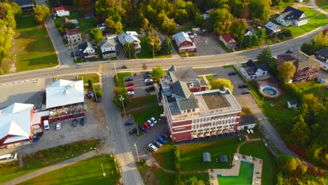 Wunderschöne-Luftaufnahme-Mit-Drohne-Der-Malerischen-Stadt-Montebello-In-Kanada,-Kanada