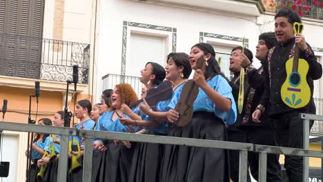 Vista-Lateral-Del-Coro-Mexicano-Cantando-En-Un-Escenario-Al-Aire-Libre