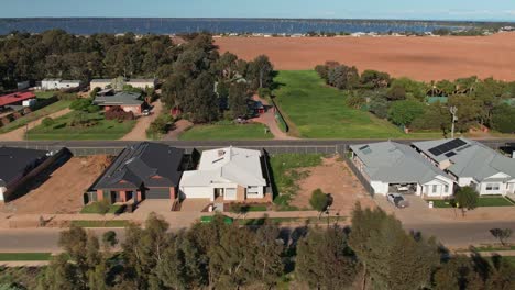 Yarrawonga,-Victoria,-Australia---21-September-2023:-Aerial-view-of-a-row-of-new-homes-at-Silverwoods-Estate-in-Yarrawonga-with-Lake-Mulwala-in-the-background