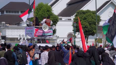 Eine-Menschenmenge-Unterstützt-Palästina-Bei-Einem-Protest-In-Jakarta,-Indonesien