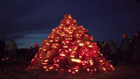 Gente-Admirando-Una-Gran-Pila-De-Jack-o&#39;-lanterns