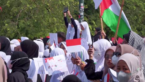 Viele-Muslime-Versammeln-Sich-In-Jakarta-Mit-Fahnen-Und-Schildern-Zu-Einem-Protest-Zur-Unterstützung-Palästinas