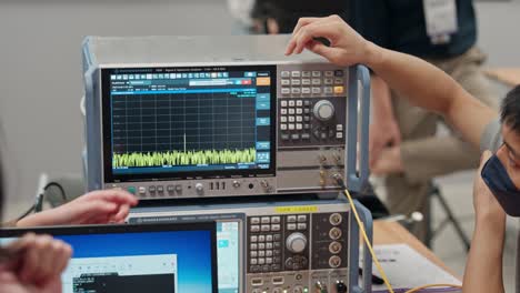 Estudiantes-Operando-Una-Máquina-De-Osciloscopio-Durante-El-Taller-De-Ingeniería