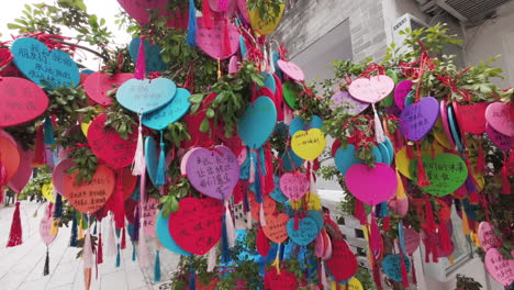 Pequeño-árbol-Decorativo-Con-Pegatinas-De-Deseos-En-Forma-De-Corazón-Colgando-De-Las-Ramas.