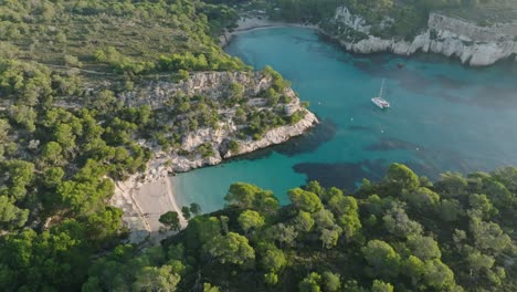Luftaufnahmen-über-Einem-Katamaran-Und-Dem-Wunderschönen-Strand-Von-Macarelleta-Auf-Menorca