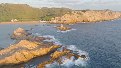 Ein-Panoramablick-Auf-Felsformationen-Am-Strand-Von-Cala-Pregonda-Auf-Menorca