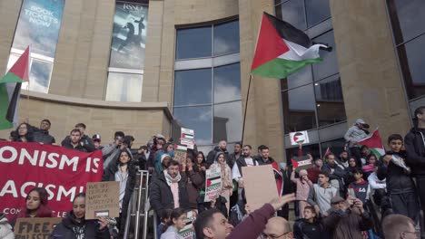 Palästina-Demonstranten-Versammeln-Sich-Auf-Den-Stufen-Der-Buchanan-Straße,-Um-Für-Die-Rechte-Des-Palästinensischen-Volkes-In-Gaza-Zu-Protestieren