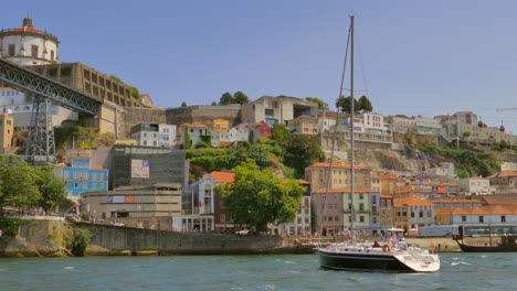 Vista-De-Las-Orillas-Del-Río-Duero-Desde-Vila-Nova-Gaia-En-Porto,-Portugal