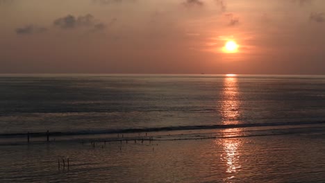 Amanecer-Y-Mar-Al-Amanecer-Con-Un-Impresionante-Cielo-Rojo-En-Nusa-Penida,-Bali.