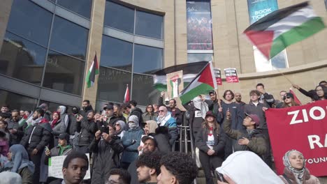Weitwinkelaufnahme-Von-Palästina-Demonstranten,-Die-Sich-Vor-Den-Stufen-Der-Buchanan-Street-Versammeln