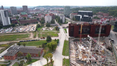 Vista-Aérea-Del-Sitio-De-Construcción-Con-Grúas-En-Las-Cercanías-Del-Centro-Europeo-De-Solidaridad-Cerca-Del-Monumento-A-Los-Trabajadores-Caídos-De-Los-Astilleros-De-1970-En-Gdansk.