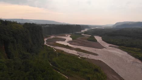 Nebenflüsse-Des-Pastaza-Flusses-Im-Wilden-Dschungel-In-Ecuador-Mit-Waldumgebung,-Luftaufnahme