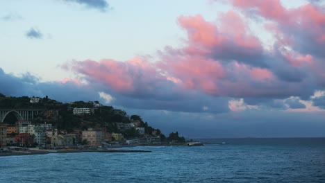 Sonnenuntergang-über-Der-Stadt-Varazze-Und-Dem-Mittelmeer-In-Italien