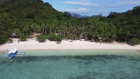Tropischer-Kokosstrand-Auf-Der-Insel-Bulalacao,-Philippinen-Mit-Inselhüpfenden-Touristen-Und-Ausleger-Tourboot