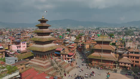 Plaza-Bhaktapur-Durbar,-Patrimonio-De-La-Humanidad-Por-La-Unesco,-Estilo-Pagoda-Del-Templo-Nyatapole,-Nepal,-Paisaje,-Urbanización,-Colinas,-Valle,-Verdor,-Lugar-Turístico,-Clima-Fresco,-Lugar-Festivo-Con-Drones-4k