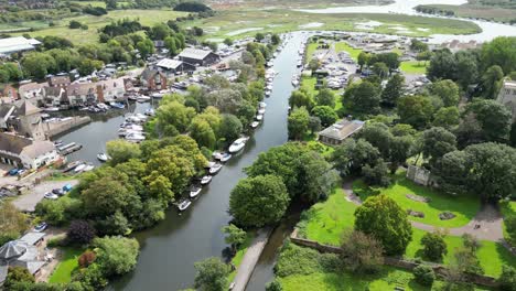 Río-Avon-Christchurch-Dorset,-Inglaterra-Drone,barcos-Aéreos-Amarrados