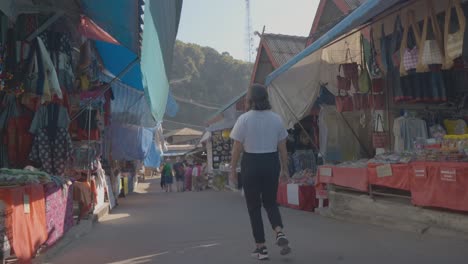 Vista-De-ángulo-Bajo-Mujer-Caminando-Por-Puestos-De-Mercado-Callejero-En-Chiang-Mai