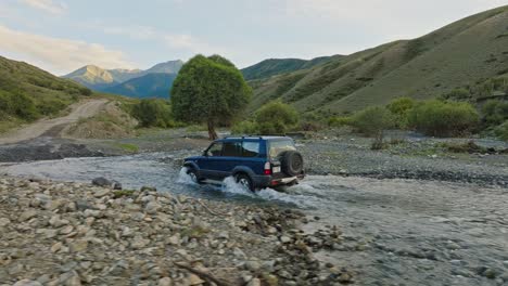 SUV-Con-Tracción-En-Las-Cuatro-Ruedas-Cruzando-El-Río-Con-Aguas-Poco-Profundas-En-Kazajstán