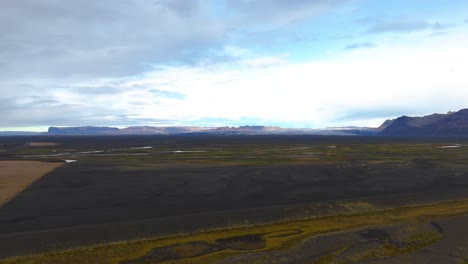 Pintoresco-Paisaje-Rural-Islandés,-Tierra-Volcánica-Con-Montañas-Y-Ríos