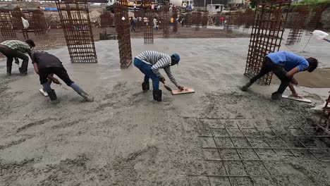 Arbeiter-Arbeiten-Mit-Händen-Auf-Der-Baustelle