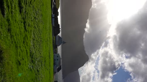 Sonnenlicht-Taucht-über-Dem-Dorf-Vidaridi-Auf-Und-Spiegelt-Sich-Nach-Dem-Sturm-Im-Fjord