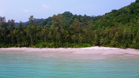 Weißer-Sandstrand-Von-Koh-Kood-Mit-Türkisfarbenem-Meerwasser-Und-Palmen,-Thailand