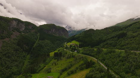 Exuberantes-Montañas-Verdes-Y-Carreteras-Bajo-Un-Paisaje-Nublado-En-La-Costa-Oeste,-Noruega