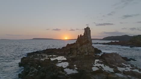 Ein-Vorbeiflug-Bei-Sonnenuntergang-An-Einer-Einsamen-Felsformation-In-Der-Nähe-Des-Strandes-Von-Cala-Pregonda