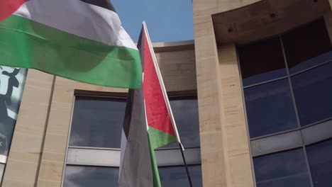 Primer-Plano-De-Dos-Banderas-Palestinas-En-Una-Protesta-En-Glasgow