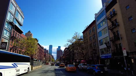 Toma-En-Primera-Persona-En-Una-Carretera-Americana-Con-Taxis-En-La-Ciudad-De-Nueva-York-Durante-Un-Día-Soleado-Con-Cielo-Azul.