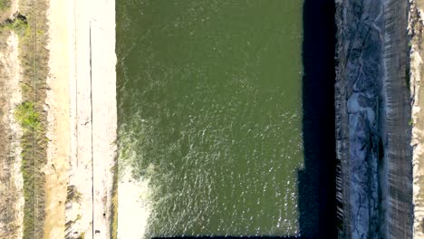 Über-Dem-Überlauf-Des-Wivenhoe-Staudamms-Fliegen-Und-Auf-Das-Wasser-Blicken