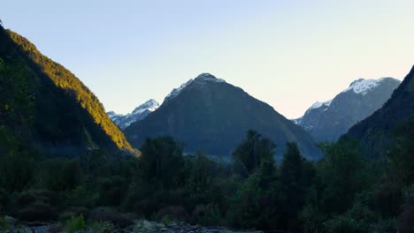 Panorámica-Lenta-De-Montañas-Siniestras-En-Los-Fiordos-De-Nueva-Zelanda