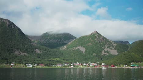 Vista-Idílica-Con-Pueblo-Costero-En-Senja,-Troms-Y-El-Condado-De-Finnmark,-Noruega