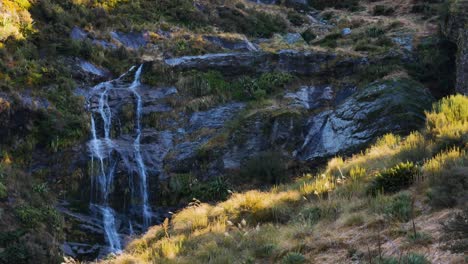 Wasserfall-In-Einem-Abgelegenen-Grasbewachsenen-Tal