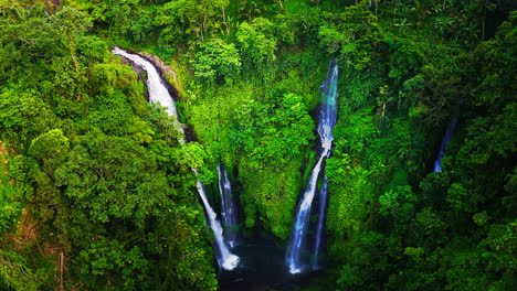 Breathtaking-Fiji-waterfalls-in-lush-green-rainforest-valley-in-Bali